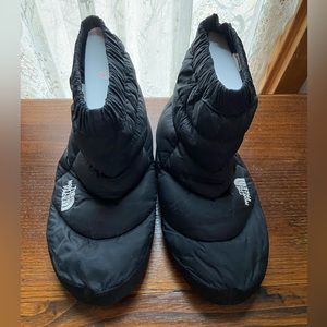 The North Face 700 black slippers